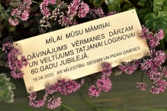 Misiņā gravēts logo. Misiņa plāksne ar gravējumu.