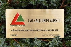 Misiņā gravēts logo. Misiņa plāksne ar gravējumu.