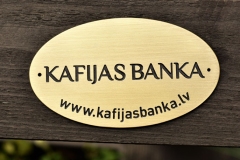 Misiņā gravēts logo. Misiņa plāksne ar gravējumu.