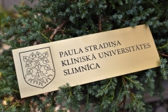Misiņā gravēts logo. Misiņa plāksne ar gravējumu.