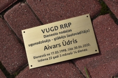 Misiņā gravēts logo. Misiņa plāksne ar gravējumu.