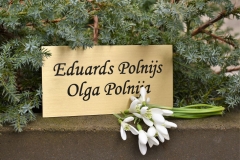 Plāksnīte kapiem -gravējums misiņā, gravējums krāsots melnā krāsā