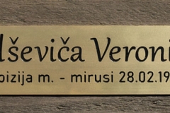 Plāksnīte kapiem -gravējums misiņā, gravējums krāsots melnā krāsā