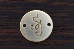Gravēts Logo - gravējums misiņā.