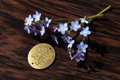 Gravēts Logo - gravējums misiņā.