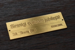Misiņa plāksne ar gravējumu.