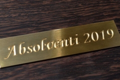 Misiņa plāksne ar gravējumu.