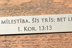 Misiņa plāksne ar gravējumu.