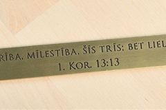 Misiņa plāksne ar gravējumu.