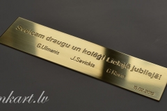 Misiņa plāksne ar gravējumu.
