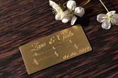 Misiņa plāksnīte ar gravējumu.