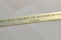 Misiņa plāksne ar gravējumu.