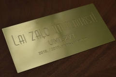 Misiņa plāksne ar gravējumu.