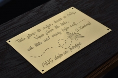 Misiņa plāksne ar gravējumu.