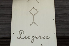 Misiņa plāksne ar gravējumu. Gravētas latvju zīmes.