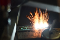 LAZER GRAVĒTS UZRAKSTS NERŪSĒJOŠĀ TĒRAUDĀ