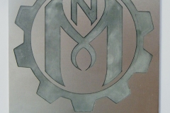Alumīnija plāksne ar logo.
