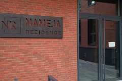 NAMEJA REZIDENCE FASĀDES PLĀKSNE