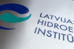 NERŪSĒJOŠĀ TĒRAUDĀ GRAVĒTS LOGO, KRĀSOTS LOGO KRĀSĀS