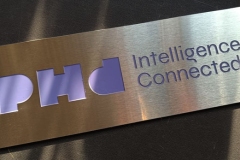 NERŪSĒJOŠĀ TĒRAUDĀ GRAVĒTS LOGO, KRĀSOTS LOGO KRĀSĀS