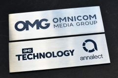 NERŪSĒJOŠĀ TĒRAUDĀ GRAVĒTS LOGO, KRĀSOTS LOGO KRĀSĀS