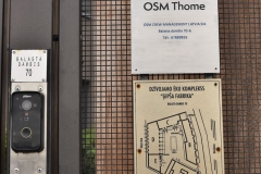 Gravēta nerūsējošā tērauda plāksne stiprināšanai pie ēkas