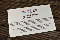 Gravēta nerūsējošā tērauda plāksne sadarbības godināšanai.