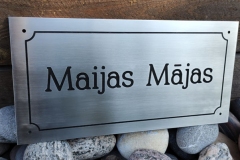 Gravēta nerūsējošā tērauda plāksne.