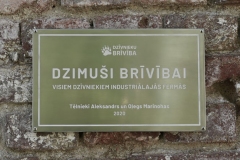 Gravēta nerūsējošā tērauda plāksne vides objektam.