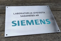 Gravēta nerūsējošā tērauda plāksne ar  gravētu logo.