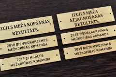 Misiņa plāksnes ar gravējumu.
