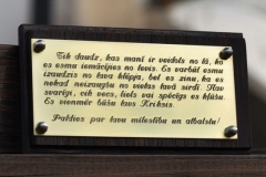 Misiņa plāksne ar gravētu novēlējuma tekstu.