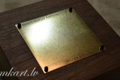 Misiņa plāksne ar gravējumu.