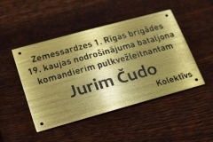 Misiņa plāksne ar gravējumu.