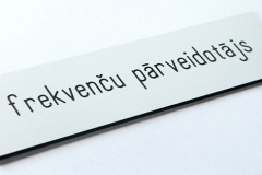 ABS balts-melns marķējums ar tekstu