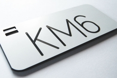 ABS balts-melns marķējums ar tekstu, nummuru un caurumiem stiprinājumam