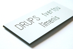 Gravēts ABS marķējums, iespējami dažādi teksti un izmēri