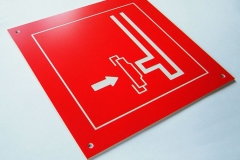 Brīdinājuma zīme -Stacionāro ugunsdzēsības sistēmu sausais cauruļvads