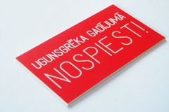 Brīdinājuma zīme - Poga UG gadījumā nospiest