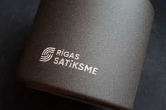 GRAVĒJUMS  GLAZĒTĀ KERAMIKAS PODĀ