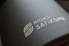 GRAVĒJUMS  GLAZĒTĀ KERAMIKAS PODĀ