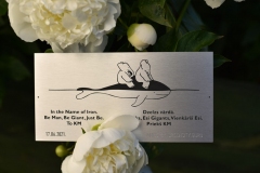 Anodēta alumīnija plāksnīte soliņam parkā.