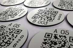 Plastikāta plāksne ar gravētu QR kodu, laikapstākļu un UV noturīga