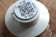 Plastikāta plāksne ar gravētu QR kodu, laikapstākļu un UV noturīga