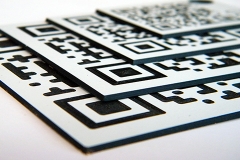 Plastikāta plāksne ar gravētu QR kodu, laikapstākļu un UV noturīga