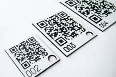 Plastikāta plāksne ar gravētu QR kodu, laikapstākļu un UV noturīga