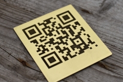 Gravēts QR kods misiņā