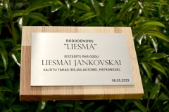 ALUMĪNIJA PLAKSNĪTE AR GRAVĒTU TEKSTU UZ KOKA PAMATNES