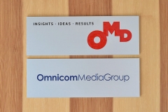 Anodēta alumīnija informatīvā plāksne ar gravētu un krāsotu logo un tekstu.