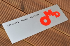 Anodēta alumīnija informatīvā plāksne ar gravētu un krāsotu logo un tekstu.